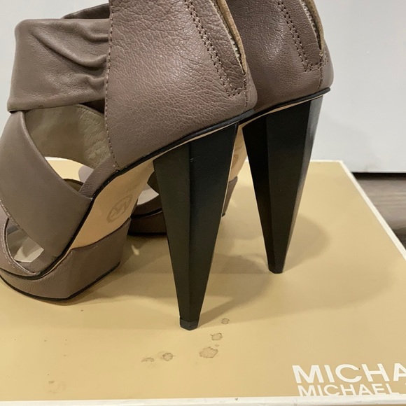 MICHAEL KORS HEELS WITH ORIGINAL BOX - Picture 5 of 9